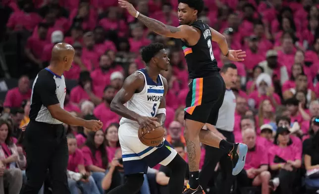 周一（2026年5月4日）聖安東尼奧舉行的NBA季後賽第二圈首戰上半場，明尼蘇達木狼後衛安東尼艾華士（Anthony Edwards）（5號）持球，聖安東尼奧馬刺後衛迪倫夏柏（Dylan Harper）（2號）防守。(美聯社圖片/Eric Gay) AP圖片