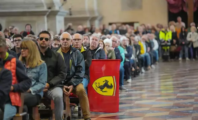 (美聯社圖片/Claudio Furlan) 2026年5月5日周二，意大利賽車冠軍兼殘奧金牌得主艾力士辛拿迪的葬禮在意大利帕多瓦聖朱斯蒂娜大教堂舉行，圖為現場展示的法拉利旗幟。 AP圖片