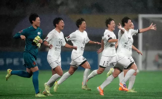 朝鮮「我的故鄉女子足球隊」球員，周三（2026年5月20日）在韓國水原舉行的亞洲足球協會女子冠軍聯賽準決賽中，擊敗韓國水原足球隊後慶祝。(美聯社圖片/Lee Jin-man) AP圖片