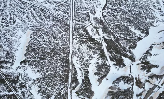 2026年5月5日，希臘中部凱拉里亞滑雪中心，航拍顯示帕納索斯山坡上的融雪。(美聯社圖片/塔納西斯·斯塔夫拉基斯) AP圖片