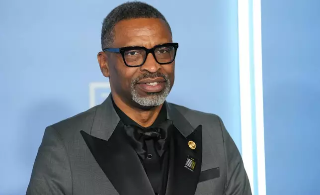 檔案圖片：全國有色人種協進會主席德里克·約翰遜，於2026年2月28日，抵達加州帕薩迪納市舉行的第57屆全國有色人種協進會形象獎頒獎禮。(美聯社圖片/Chris Pizzello) AP圖片