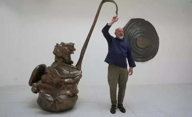 藝術家阿爾瑪艾倫在意大利威尼斯舉行的2026年威尼斯雙年展藝術展上，於美國館「稱我為微風」內擺姿勢拍照。 (美聯社圖片/Luca Bruno) AP圖片