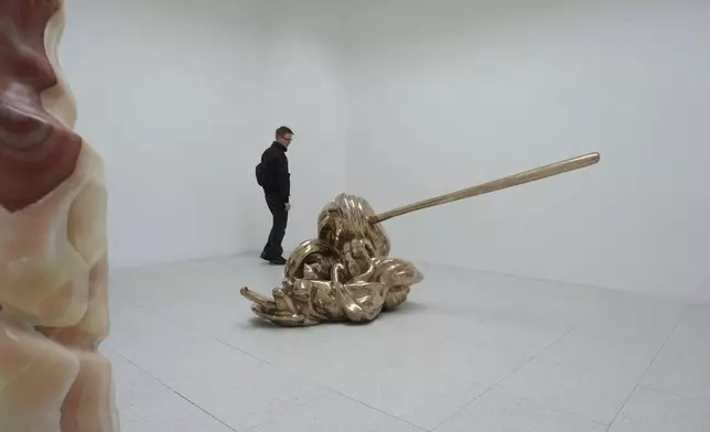 一名參觀者在意大利威尼斯舉行的2026年威尼斯雙年展藝術展上，於美國館「稱我為微風」內觀看雕塑。 (美聯社圖片/Luca Bruno) AP圖片