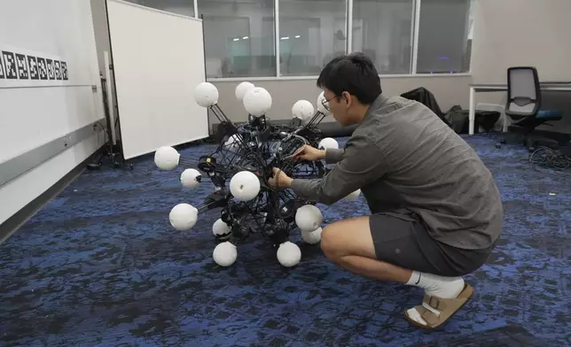 周二（2026年5月26日），博士生劉佳勳在北卡羅來納州達勒姆的杜克大學通用機械人實驗室，操作名為「阿格斯」的機械人。 (美聯社圖片/Allen G. Breed) AP圖片