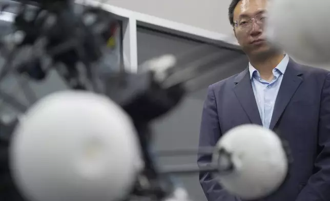 周二（2026年5月26日），陳博遠教授在北卡羅來納州達勒姆的杜克大學通用機械人實驗室，觀察名為「阿格斯」的機械人伸縮。 (美聯社圖片/Allen G. Breed) AP圖片