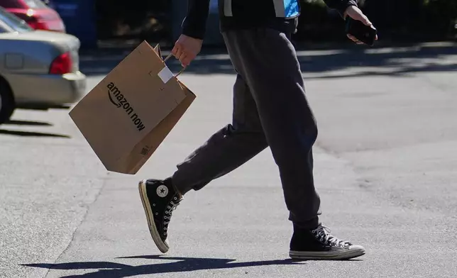 周一（2026年5月11日），一名司機在華盛頓州貝爾維尤一間Amazon Now領取訂單。(美聯社圖片/Lindsey Wasson) AP圖片