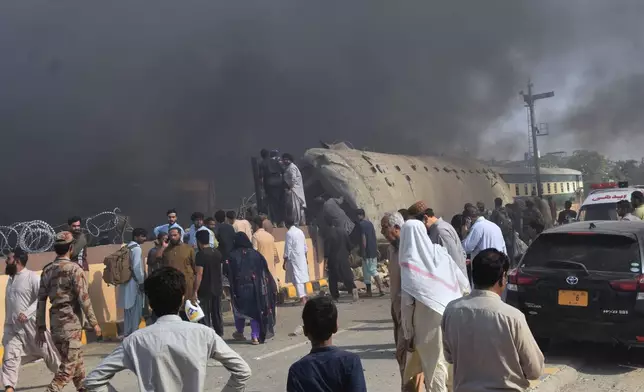 準軍事部隊士兵及志願者在巴基斯坦奎達的炸彈爆炸現場，從翻側列車車廂救出傷者。攝於2026年5月24日周日。(美聯社圖片/Arshad Butt) AP圖片