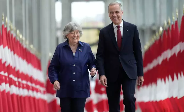 加拿大總理馬克卡尼（Mark Carney）與路易絲雅寶（Louise Arbour）周二（2026年5月5日）在渥太華出席活動，宣布新總督人選。（Adrian Wyld/The Canadian Press via AP） AP圖片