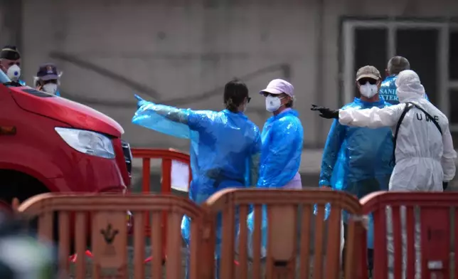 2026年5月10日周日，乘客在西班牙加那利群島特內里費的格拉納迪利亞港，從受漢坦病毒影響的郵輪MV Hondius下船。(美聯社圖片/Manu Fernandez) AP圖片