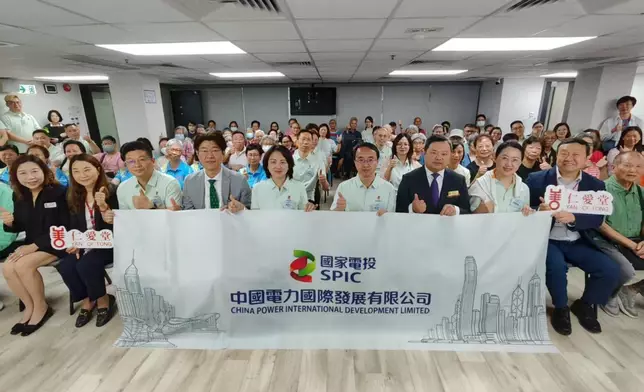 中國電力副總裁林杰（左六）、中國電力副總裁楊茜（左五）在仁愛堂董事局主席程俊華（右三）及行政總裁趙文堅（左四）的陪同下，義工團隊與現場 70 位長者齊聚一堂，進行了親切交流與溫馨互動。