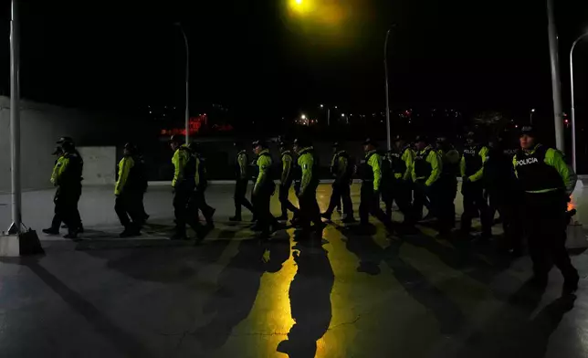 檔案圖片：2026年5月3日，厄瓜多爾基多，警方集結準備進行夜間宵禁巡邏，作為政府打擊罪案行動的一部分。(美聯社圖片/Dolores Ochoa) AP圖片