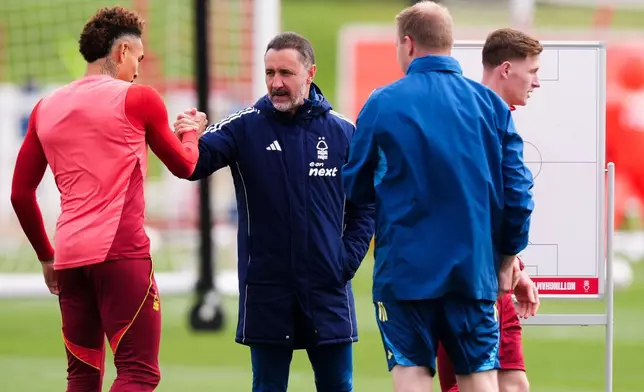 諾定咸森林（Nottingham Forest）領隊維托佩雷拉（Vitor Pereira）與伊戈爾捷西斯（Igor Jesus）於2026年5月6日周三，在英格蘭諾定咸的尼祖杜迪學院（Nigel Doughty Academy）參與訓練。(美聯社圖片/Mike Egerton) AP圖片