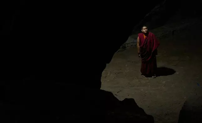賈魯多傑於周一（2026年4月13日），參觀尼泊爾東部對印度教徒及佛教徒而言均屬聖地的馬拉蒂卡洞穴。(美聯社圖片/Niranjan Shrestha) AP圖片