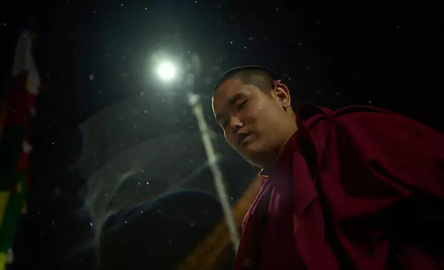 賈魯多傑於周一（2026年4月6日），在尼泊爾加德滿都的世界遺產博達哈大佛塔繞行。(美聯社圖片/Niranjan Shrestha) AP圖片