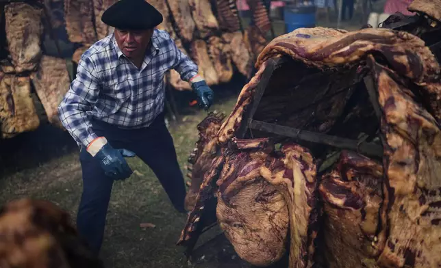 阿根廷烏里貝拉雷亞，一名工人在克里奧爾排骨節（Creole Rib Festival）上，用柴火烹煮安格斯牛肋排。攝於2026年5月1日周五。(美聯社圖片/Natacha Pisarenko) AP圖片