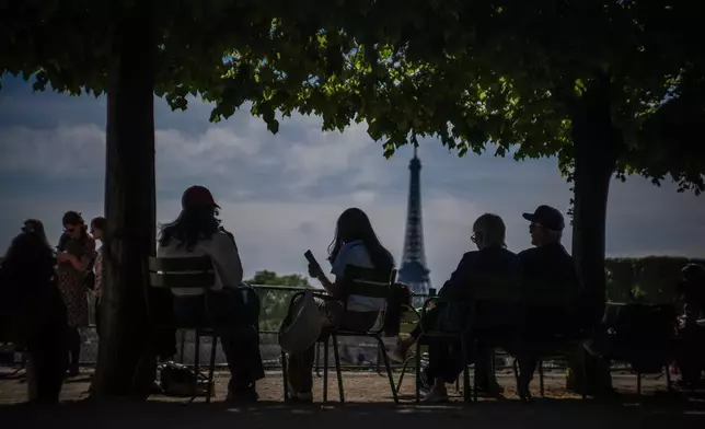 巴黎，人們在艾菲爾鐵塔前的杜樂麗花園（Tuileries Garden）休憩。攝於2026年4月25日周六。(美聯社圖片/Aurelien Morissard) AP圖片