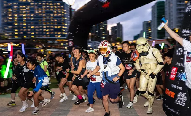 香港，星戰迷（Star Wars fans）在維多利亞港沿岸參與主題夜跑，部分人身穿戲服。攝於2026年5月1日周五。(美聯社圖片/Chan Long Hei) AP圖片