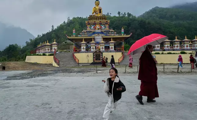 印度阿魯納恰爾邦西卡門縣謝爾杜克彭村的吉岡寺（Jigaon monastery），一名女孩正在玩耍。攝於2026年4月26日周日。(美聯社圖片/Anupam Nath) AP圖片