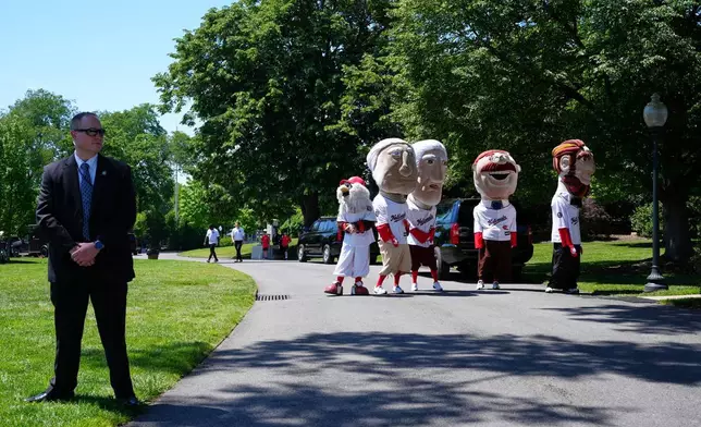 2026年5月5日周二，華盛頓國民隊（Washington Nationals）的吉祥物站在華盛頓白宮南草坪附近。(美聯社圖片/Jacquelyn Martin) AP圖片