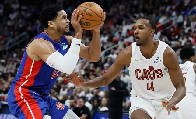 底特律活塞前鋒哈里斯（左）在2026年5月17日周日於底特律舉行的NBA季後賽第二圈第七場賽事上半場，尋找投籃機會，對陣克里夫蘭騎士中鋒莫布利（4號）。 (美聯社圖片/Duane Burleson) AP圖片