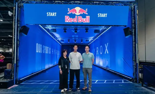 亞洲國際博覽館行政總裁陳芳盈（左）、HYROX 亞太區總經理 Gary Wan（中）和文化體育及旅遊局體育專員
  蔡健斌（右）到場為參賽者加油。