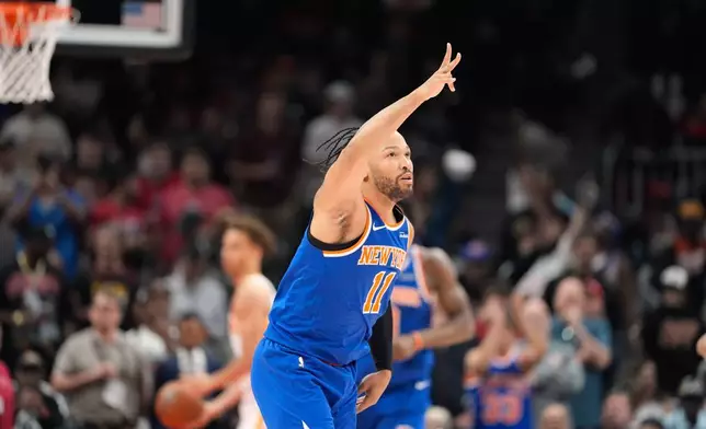 紐約人後衛布朗臣（Jalen Brunson）（11號）在2026年4月30日周四於亞特蘭大舉行的NBA季後賽首圈第六場對陣鷹隊的賽事上半場得分後慶祝。(美聯社圖片/Brynn Anderson) AP圖片