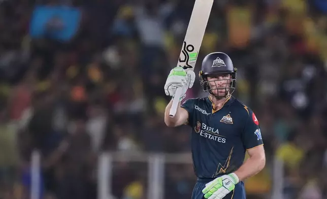 古吉拉特泰坦隊球員祖斯·巴特勒（Jos Buttler）周四在印度艾哈邁達巴德舉行的印度超級聯賽板球賽中，慶祝他取得50分。(美聯社圖片/Ajit Solanki) AP圖片