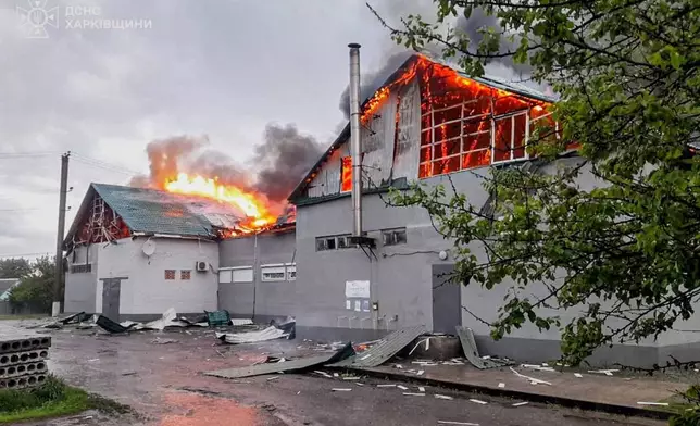 烏克蘭緊急服務部門提供圖片顯示，烏克蘭哈爾科夫地區巴拉克利亞，一個當地福音派基督徒浸信會新教社區的祈禱所，在俄羅斯空襲後起火，攝於2026年5月23日周六。(烏克蘭緊急服務部門圖片/美聯社) AP圖片