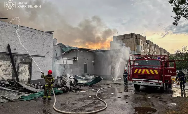 烏克蘭緊急服務部門提供圖片顯示，烏克蘭哈爾科夫地區巴拉克利亞，消防員在俄羅斯空襲後，撲滅一個當地福音派基督徒浸信會新教社區祈禱所的火災，攝於2026年5月23日周六。(烏克蘭緊急服務部門圖片/美聯社) AP圖片