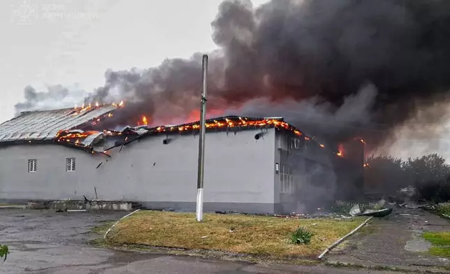 烏克蘭緊急服務部門提供圖片顯示，烏克蘭哈爾科夫地區巴拉克利亞，一個當地福音派基督徒浸信會新教社區的祈禱所，在俄羅斯空襲後起火，攝於2026年5月23日周六。(烏克蘭緊急服務部門圖片/美聯社) AP圖片