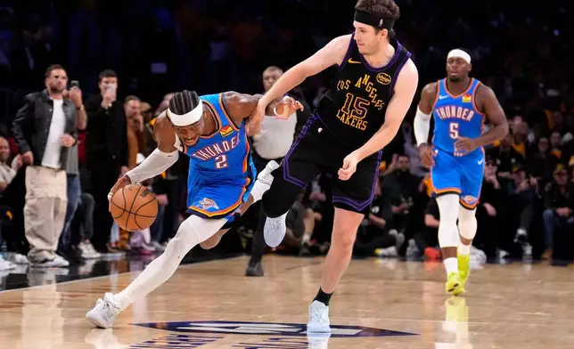 2026年5月11日周一，洛杉磯，NBA季後賽第二圈第四場下半場，奧克拉荷馬城雷霆隊後衛沙爾吉爾吉斯亞歷山大（左）運球突破洛杉磯湖人隊後衛奧斯汀里夫斯。(美聯社圖片/Mark J. Terrill) AP圖片