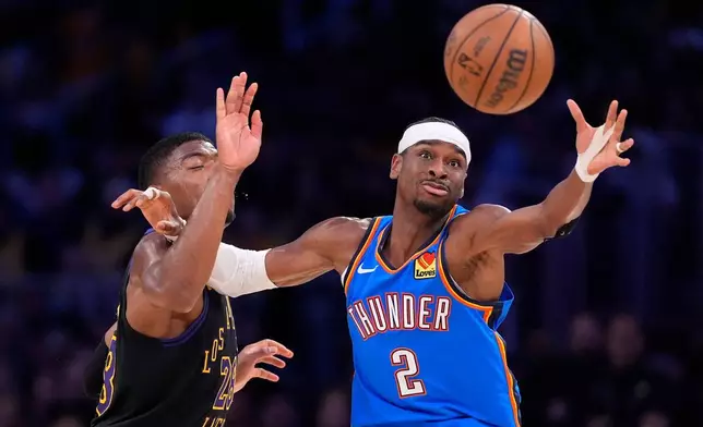 2026年5月11日周一，洛杉磯，NBA季後賽第二圈第四場上半場，奧克拉荷馬城雷霆隊後衛沙爾吉爾吉斯亞歷山大（右）在洛杉磯湖人隊前鋒八村壘的壓力下接球。(美聯社圖片/Mark J. Terrill) AP圖片