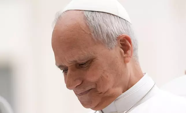 教宗良十四世於2026年5月6日周三，在梵蒂岡聖伯多祿廣場（St. Peter's Square）舉行每周例行公開接見活動。(美聯社圖片/Gregorio Borgia) AP圖片