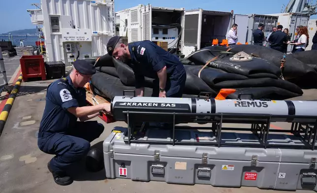 英國皇家海軍人員視察停泊於直布羅陀的皇家輔助艦「萊姆灣號」上，配備聲納感應器、能探測和識別水雷的自主潛航器。攝於2026年5月22日周五。(美聯社圖片/河貴妍) AP圖片