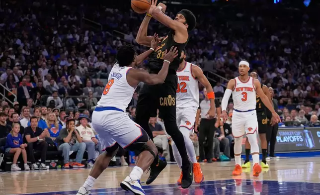 紐約人球員OG阿奴諾比（左）在周二（2026年5月19日）紐約舉行的NBA東岸決賽首戰上半場，防守克里夫蘭騎士球員查里特艾倫（31號）上籃時犯規。(美聯社圖片/Seth Wenig) AP圖片