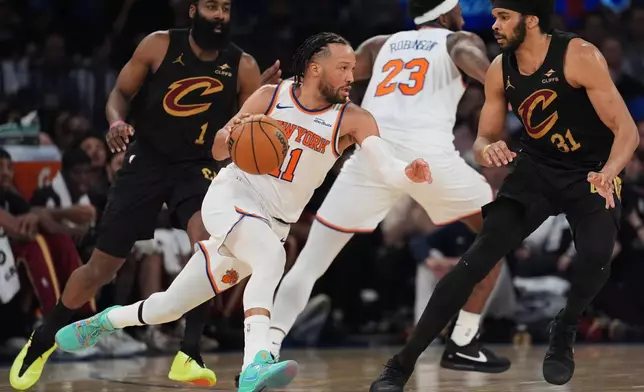 紐約人球員傑倫布朗森（11號）在周二（2026年5月19日）紐約舉行的NBA東岸決賽首戰上半場，突破克里夫蘭騎士的防線。(美聯社圖片/Seth Wenig) AP圖片