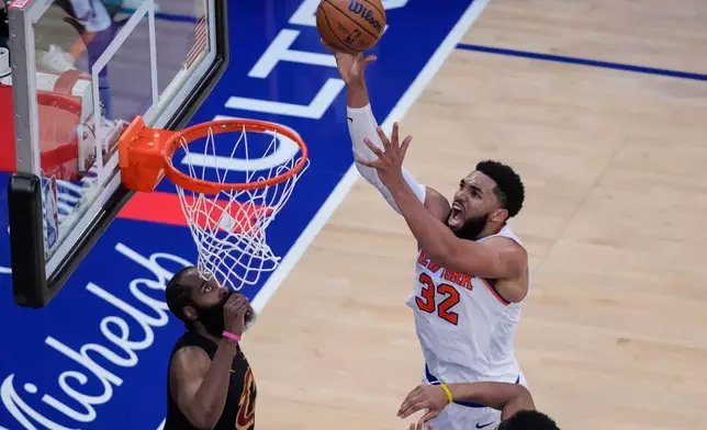 紐約人中鋒卡爾安東尼唐斯（32號）在周二（2026年5月19日）紐約舉行的NBA東岸決賽首戰下半場，在克里夫蘭騎士後衛占士夏登（左）面前投籃。(美聯社圖片/Yuki Iwamura) AP圖片