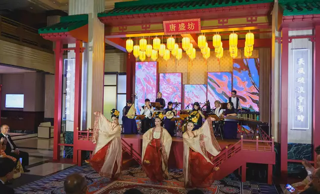 在樂團主創團隊看來，香港兼收並蓄的文化包容力，對於樂團開展不同領域、不同技法的創新嘗試，有著極大的啓示價值。圖片來源：香港天籟敦煌樂團