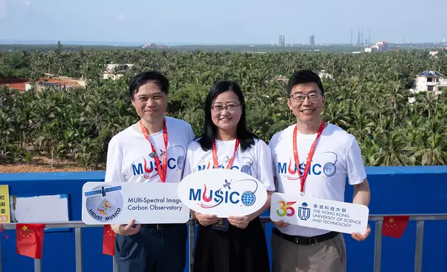 蘇慧教授（中），張利民教授（右），翟成興教授（左）日前到海南島親身觀看火箭升空情況。科大圖片