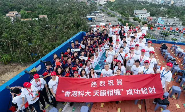 科大師生與同場由香港（國際）航天慈善基金會組織的中學生交流團一同觀看火箭升空。科大團隊把握機會與學生交流科研經驗，分享最新航天科技發展，鼓勵年青一代投身科學研究。科大圖片