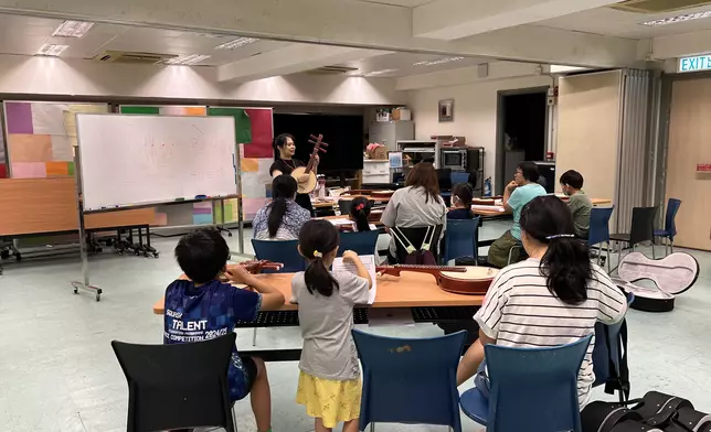 樂團與康樂及文化事務署合作，在社區推出表演藝術及文化教育活動，圖為在深水埗舉行的社區活動。圖片來源：香港天籟敦煌樂團