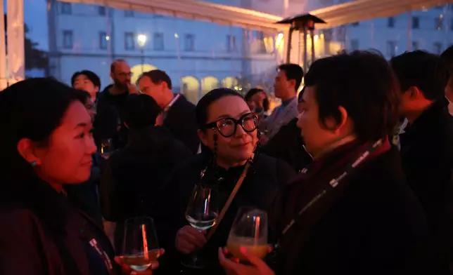 文創處和香港電影發展局祝賀袁和平榮獲金桑樹終身成就獎。 政府新聞處圖片