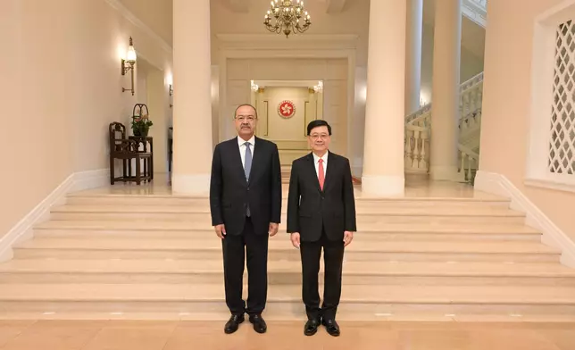 行政長官李家超在禮賓府與訪港的烏茲別克斯坦總理阿里波夫（左）會面。 政府新聞處圖片