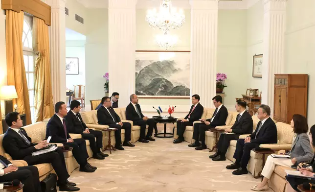 李家超（右五）在禮賓府與阿里波夫（左五）會面，就雙方關注的議題交換意見。政府新聞處圖片