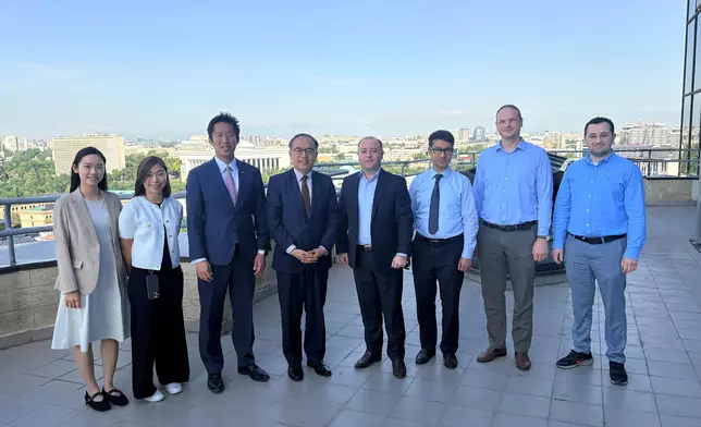財經事務及庫務局局長在塔什干到訪烏茲別克斯坦中央銀行和證券交易所。 政府新聞處圖片