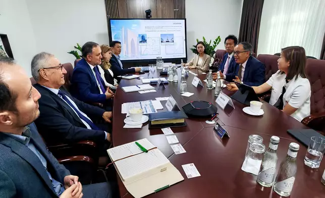 財經事務及庫務局局長在塔什干到訪烏茲別克斯坦中央銀行和證券交易所。 政府新聞處圖片