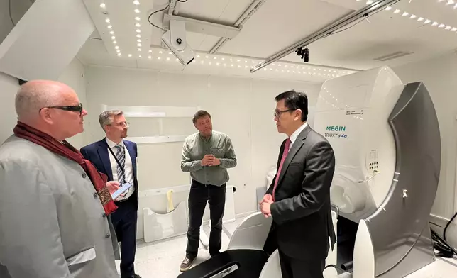 孫東在芬蘭赫爾辛基到訪阿爾託大學，並參觀該校的腦磁圖實驗室，聽取該實驗室科研成果的臨床應用。政府新聞處圖片