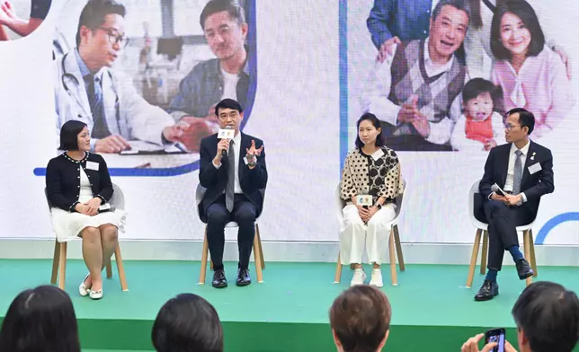 其中四位獲嘉許的家庭醫生參與座談環節，討論科技如何協助家庭醫生提供更好的基層醫療服務。政府新聞處圖片