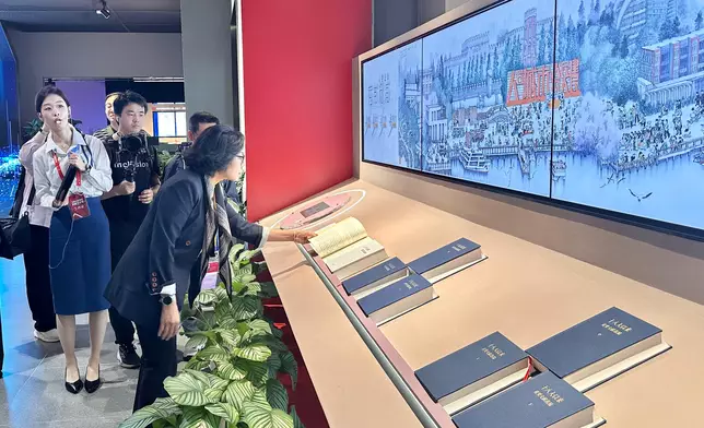 美娟參觀上海人民城市實踐展示館。 政府新聞處圖片