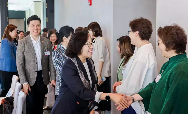 麥美娟（左二）與在滬的香港女性和青年交流。政府新聞處圖片